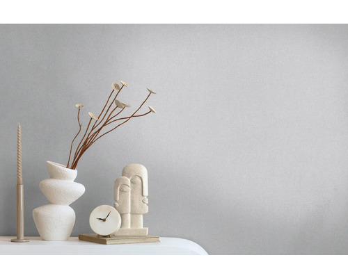 Decoratief stilleven met vaas, kaars, klok en sculptuur