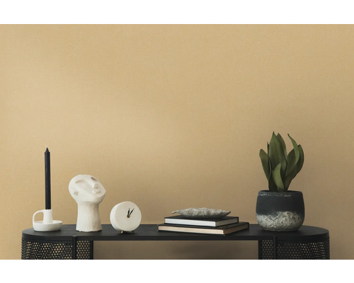 Decoratieve scène met kaars, sculptuur, klok, boeken en kamerplant op een zwarte tafel