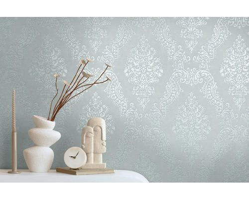 Decoratieve kamer met behang met ornamenten, vaas, sculptuur, kaars en klok