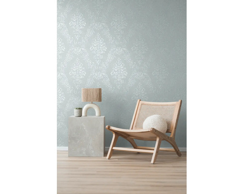 Decoratief behang met patroon, lamp en houten stoel in de kamer.