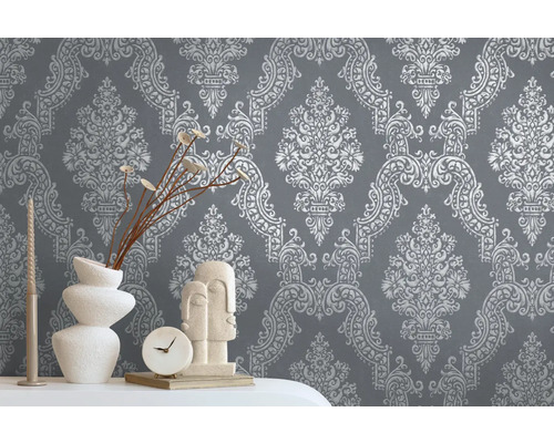 Decoratief grijs behang met een sierlijk patroon