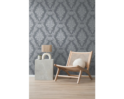 Kameroverzicht met patroonbehang, fauteuil en bijzettafel