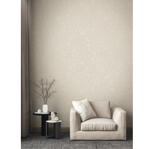 Decoratieve woonkamer met behang met bloemenmotief, fauteuil en bijzettafels