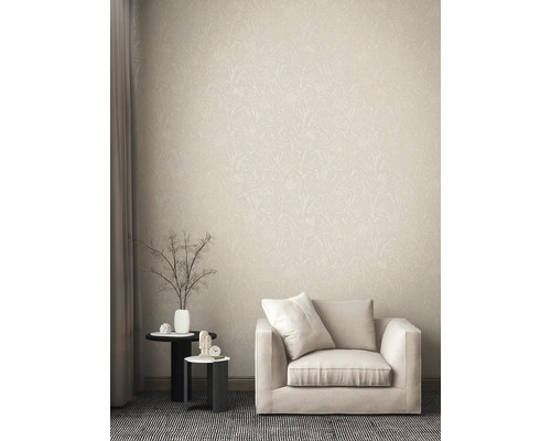 Decoratieve woonkamer met behang met bloemenmotief, fauteuil en bijzettafels