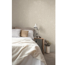 Slaapkamer met bloemenbehang, bed en nachtkastje