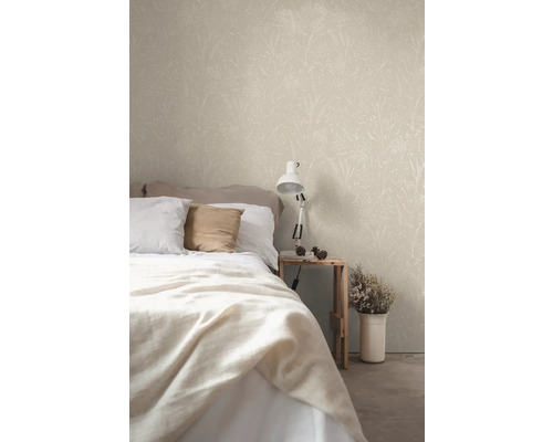 Slaapkamer met bloemenbehang, bed en nachtkastje