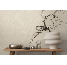 Decoratief behang met plantenmotief op een muur