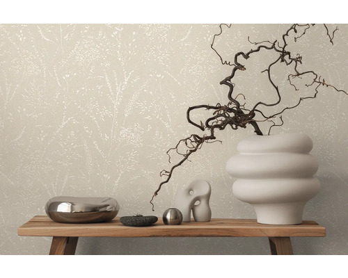 Decoratief behang met plantenmotief op een muur