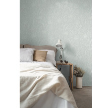Slaapkamer met bed en behang met bloemmotief