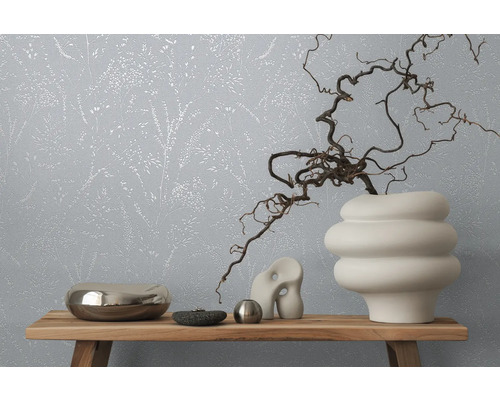 Decoratief interieur met bloemenbehang en diverse objecten op een houten plank