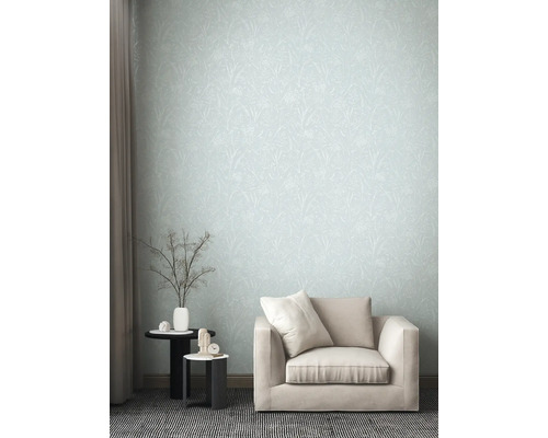 Woonkamer met bloemig behang, fauteuil en bijzettafel