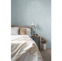Slaapkamer met behang met bloemmotief, bed en nachtlamp