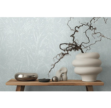 Woonkamer met bloemenbehang en decoraties op een houten plank