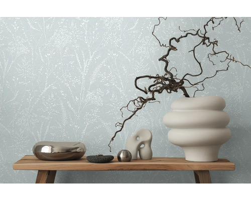 Woonkamer met bloemenbehang en decoraties op een houten plank