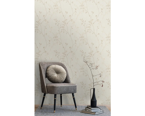 Muur met behang met bladerpatroon en stoel