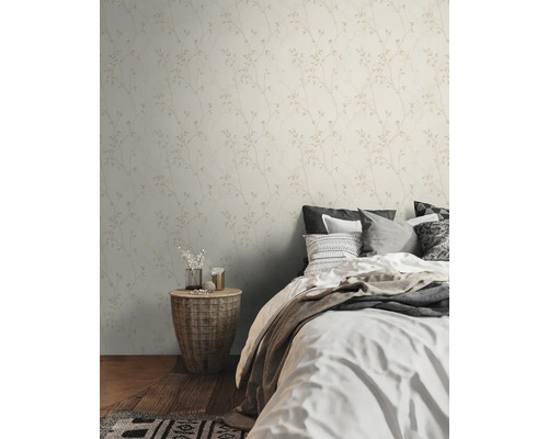 Slaapkamer met bloemenbehang, bed en nachtkastje.