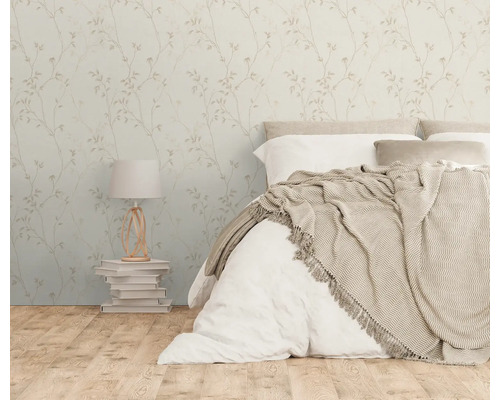 Slaapkamer met bloemenbehang, bed en bedlamp