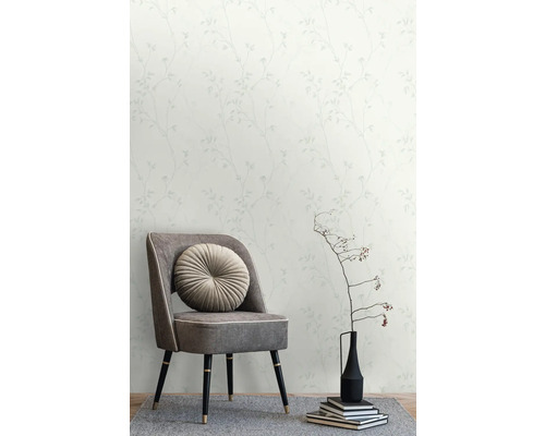 Scene met bloemenbehang, stoel en decoraties