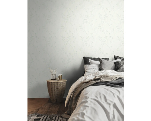 Slaapkamer met behang met bloemmotief, bed en bijzettafel