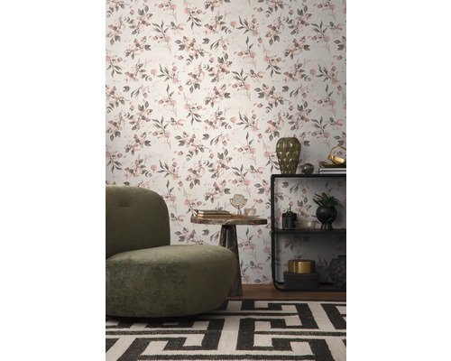 Decoratief interieur met bloemenbehang, stoel en rek