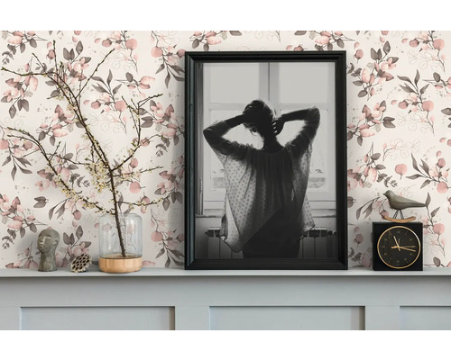 Decoratieve schikking met fotolijst, klok en bloemenvaas voor een bloemetjesbehang
