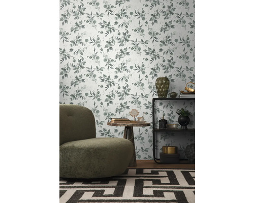 Decoratieve kamer met behang met bladerpatroon, fauteuil, plank en vloerkleed