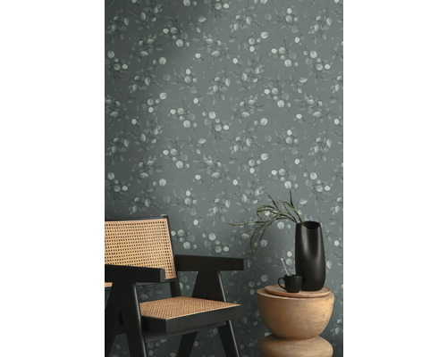 Scène met een stoel, een tafel en een wandbekleding met eucalyptuspatroon