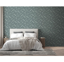 Slaapkamer met bloemenbehang, bed en nachtkastjes