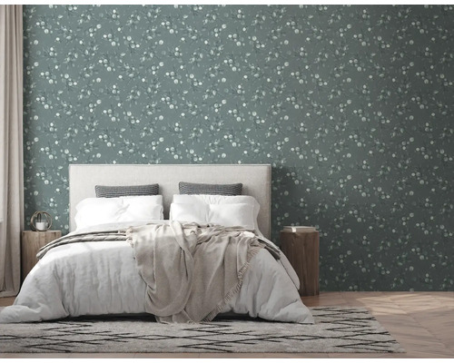 Slaapkamer met bloemenbehang, bed en nachtkastjes