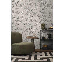 Kamerweergave met bloemmotief behang, fauteuil en bijzettafel