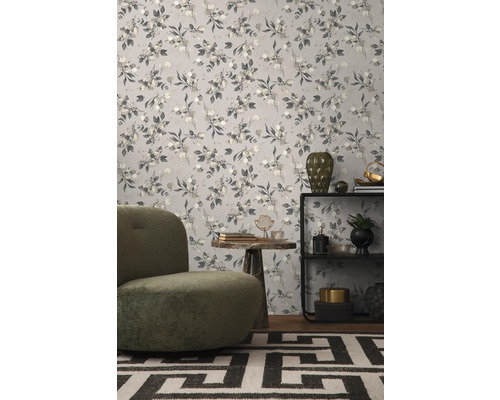 Kamerweergave met bloemmotief behang, fauteuil en bijzettafel