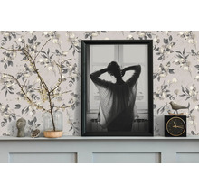 Decoratieve kamer met patroonbehang, ingelijste foto, klok en vaas