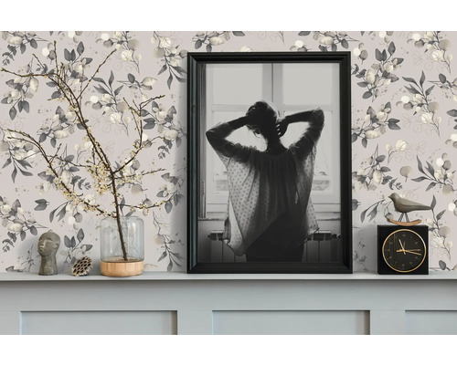 Decoratieve kamer met patroonbehang, ingelijste foto, klok en vaas