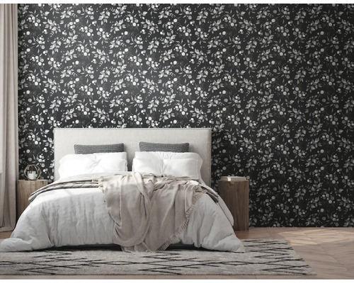 Slaapkamer met bed voor donker bladerbehang