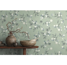 Wanddecoratie met bladerpatroon en decoratie op een houten tafel