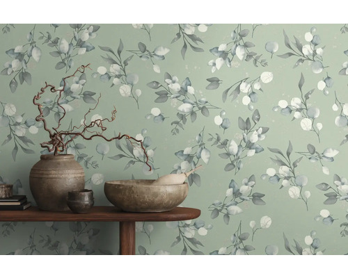 Wanddecoratie met bladerpatroon en decoratie op een houten tafel