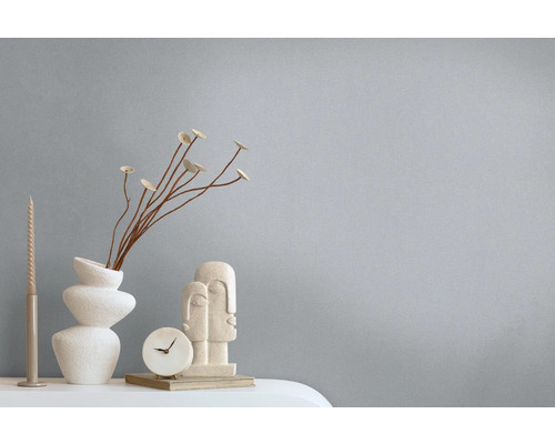 Decoratieve scène met een vaas, een kandelaar, een klok en een sculptuur op een tafel