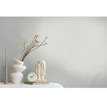 Decoratieve stillevenopstelling met vaas, bloemtakken, kaars, klok en sculptuur
