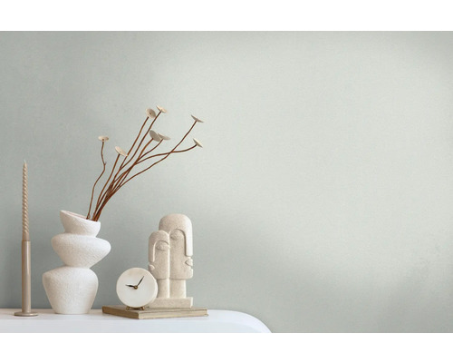 Decoratieve stillevenopstelling met vaas, bloemtakken, kaars, klok en sculptuur