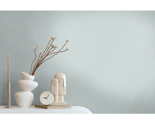 Decoratief stilleven met vaas, takken, kaars, klok en beeld