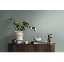 Decoratief dressoir met accessoires zoals vaas, boeken en sculpturen