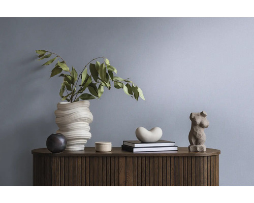 Decoratieve objecten en planten op een houten dressoir