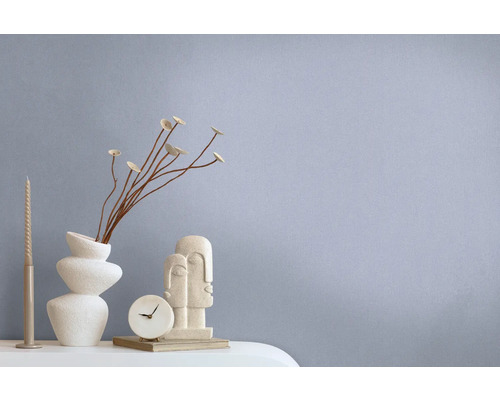 Decoratieve scène met abstract beeldhouwwerk, tafelklok, vaas en kaars op een tafel