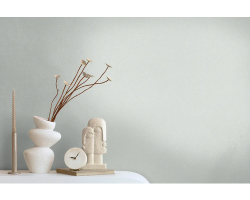 Decoratieve scène met vaas, klok, kaars en sculptuur op een tafel