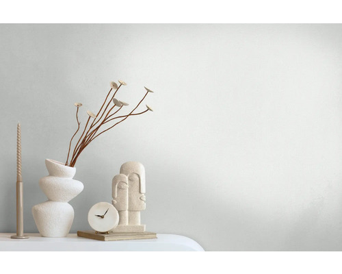 Decoratieve scène met vaas, sierbloemen, kaars, tafelklok en sculptuur op een tafel