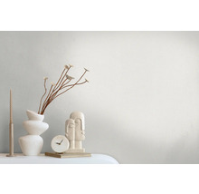 Decoratieve opstelling met vaas, kandelaar en sculptuur