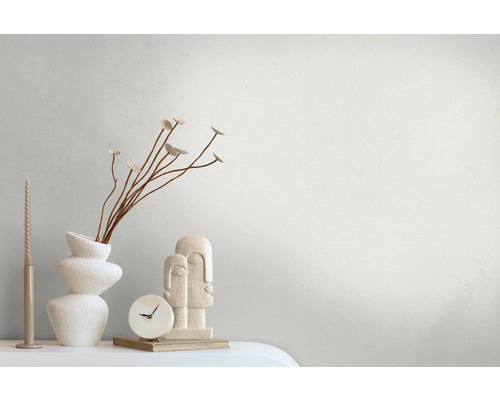 Decoratieve opstelling met vaas, kandelaar en sculptuur