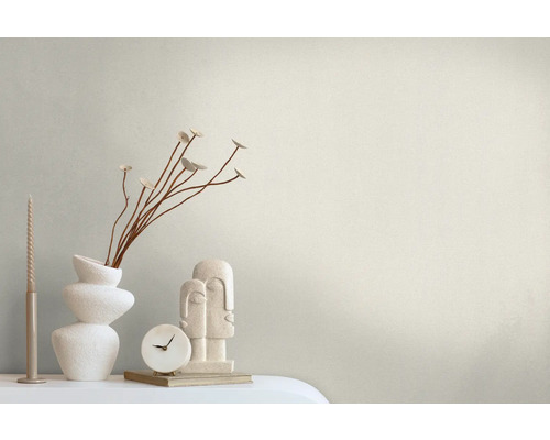 Decoratieve stillevenopstelling met sculpturen, klok, vaas en kaars op een tafel