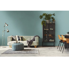 Woonkamer met bank, fauteuil, vloerlamp, kast en eettafel