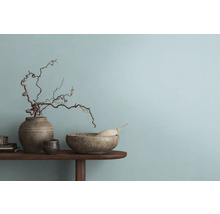 Decoratieve schikking met vaas, schaal en takken op een houten tafel